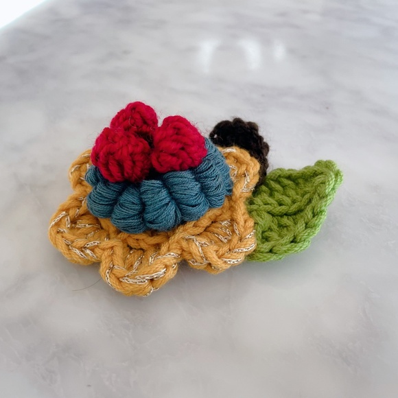 3D handmade crochet flower brooch - Picture 2 of 7